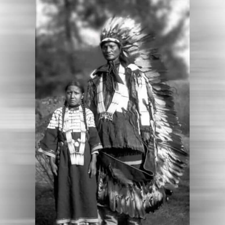 Un homme amérindien et sa fille en tenue traditionnelle