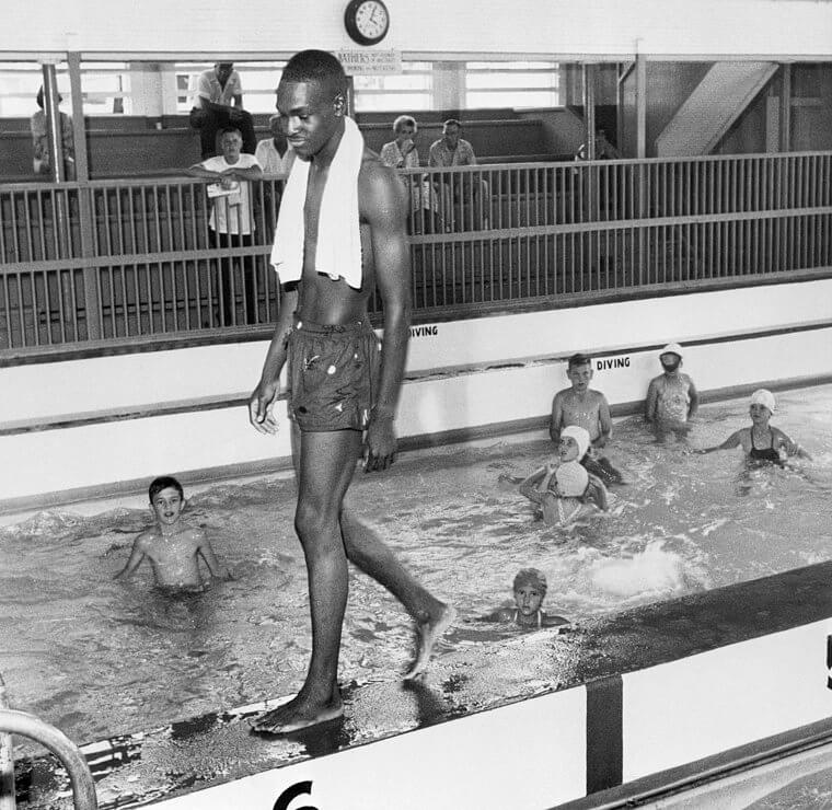 David Isom entrant dans une piscine réservée aux Blancs