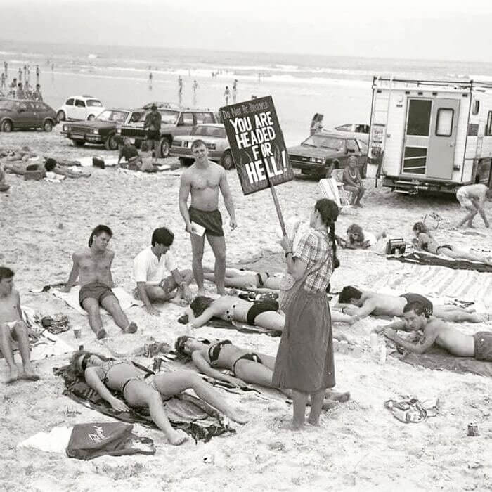 Cette femme devrait voir ce que les gens portent à la plage aujourd'hui