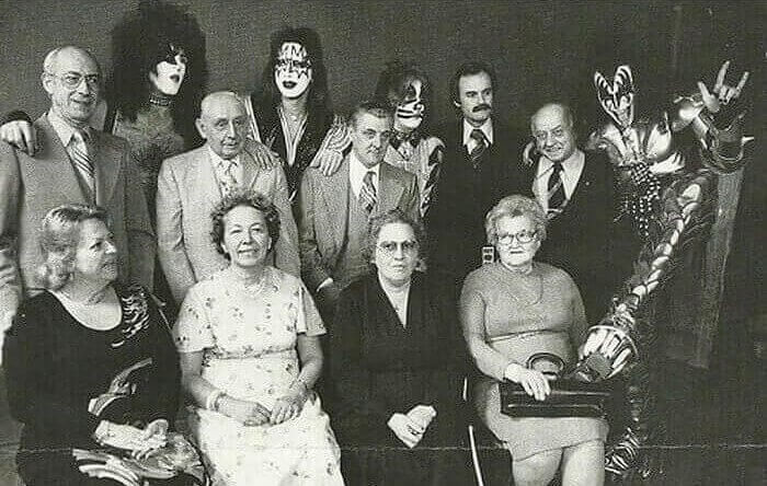 Les membres du groupe Kiss posant avec leur famille